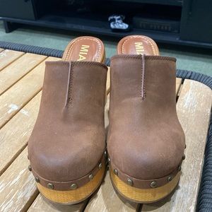 MIA clogs